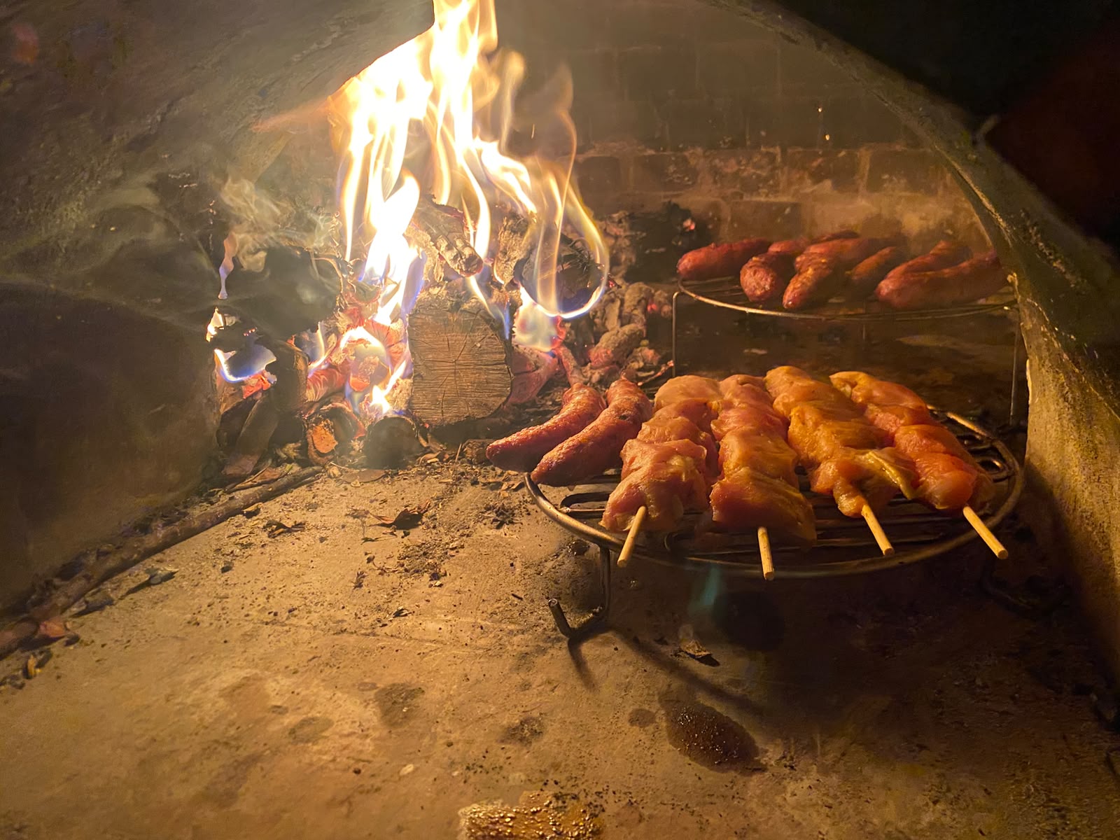 Parrilla real con productos al fuego